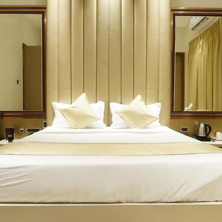 Red Orchid Hotell Kanpur Exteriör bild