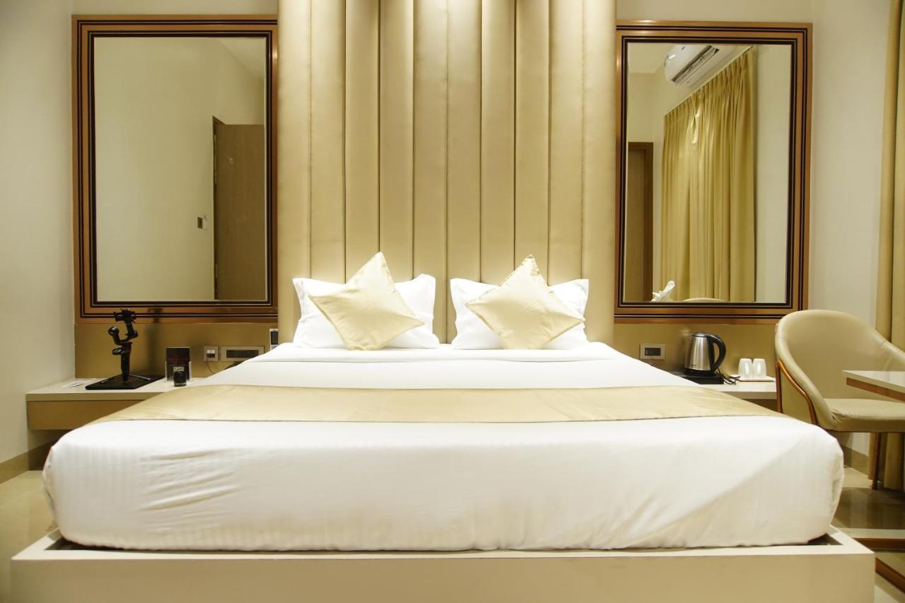 Red Orchid Hotell Kanpur Exteriör bild